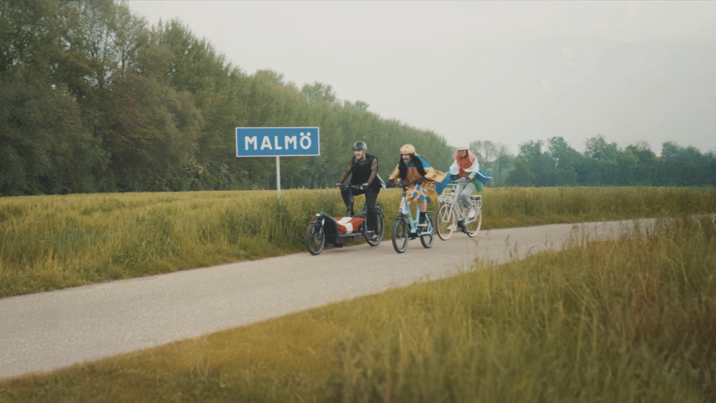 Menschen, die in einer Grünanlage Rad fahren